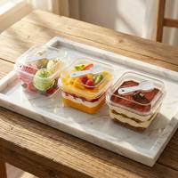 Boîte de rangement carrée en plastique PET transparent pour mousse au chocolat et tiramisu avec cuillère