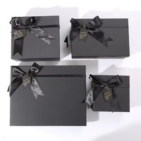 Boîtes cadeaux noires imprimées sur mesure avec couvercle en carton de papier de 2mm d'épaisseur pour fleurs chocolats artisanat UV avantage gaufrage manipulation