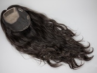 Fournisseur de premier plan : Perruque toupet européenne, design 1b noir avec mèches, cheveux vierges bruts tissés, base en soie, closure et toppers, ondulation naturelle, aspect cuir chevelu