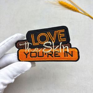 Parche Termoadhesivo Bordado con la Frase 'Love the Skin You Are' en Inglés para Ropa, Zapatos, Bolsos, Pantalones, Reparación de Agujeros y Decoración - Product Image 2