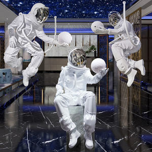 Escultura Moderna y Popular de Astronauta en Fibra de Vidrio Reforzada con Plástico, Decoración Personalizada para el Hogar o Centros Comerciales - Product Image 1