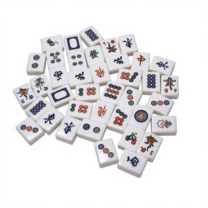 Figurines traditionnelles en résine faites à la main avec motif floral - Décoration d'intérieur et souvenir de collection - Product Image 1