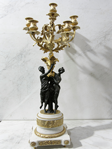 Candelabro di Lusso in Stile Francese Antico, Scultura delle Tre Grazie in Bronzo, Portacandele Ornato a 5 Bracci - Product Image 1
