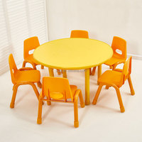 Ensemble de table et de chaises rondes pour six personnes en panneau ignifuge moderne, écologique et durable pour une utilisation en classe préscolaire