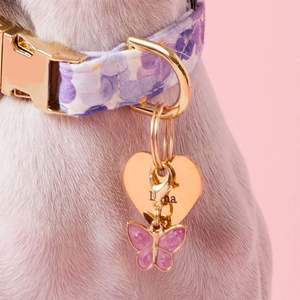 Colgante de collar personalizado al por mayor para mascotas, de acero inoxidable chapado en oro de 18k, con diseño de mariposa esmaltada y texto 'Rescued with Love', para perros y gatos - Product Image 3