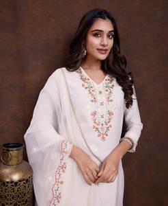 Robe traditionnelle indienne en viscose Offwhite brodée, séchage rapide, style pakistanais, Kurta, pantalon tulipe, dupatta, vêtements de fête en coton - Product Image 2