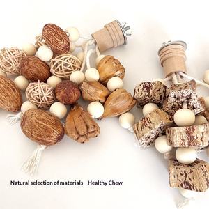 Giocattolo per Pappagalli Peonia Tiger Skin, Snack per Affilare i Denti e Alleviare la Noia, Noci di Carambola su Corda - Product Image 4