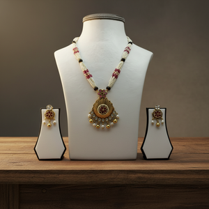 Ensemble de collier élégant en argent perlé avec perles roses et blanches, pendentif traditionnel en or antique et boucles d'oreilles assorties - Product Image 3