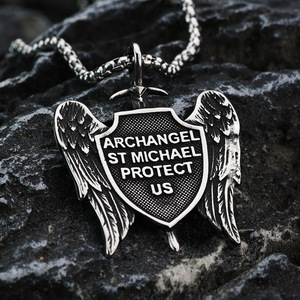 Collier pendentif bouclier en acier inoxydable avec ailes et épée Quis Ut Deus, bijoux de mode pour hommes, cadeau - Product Image 3