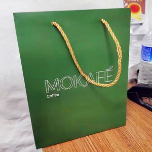 ออกแบบโลโก้ตามสั่ง ถุงของขวัญสุดหรูสำหรับเสื้อผ้า บรรจุภัณฑ์กระดาษแข็งสีขาว หูหิ้วริบบิ้น สีตามสั่ง - Product Image 5