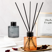 Vente en gros d'arômes de luxe pour décoration d'intérieur Diffuseur d'huile aromatique 100ml Bâtonnets de bouteilles en verre gaufré Diffuseur à roseaux avec emballage personnalisé