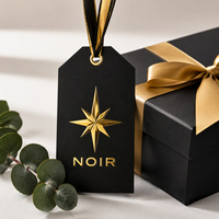 Étiquettes de vêtements personnalisées en carton noir 580 g/m² pour la vente au détail de vêtements avec impression de logo, fourniture d'usine avec service de conception gratuit