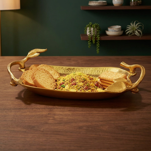Plateau de service en aluminium fait main Golden Glow avec poignées décoratives pour la présentation des aliments lors de fêtes, style glamour, finition polie - Product Image 3