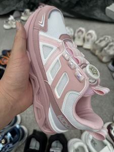 Venta al por mayor de fábrica, precio económico, en stock, zapatillas deportivas ligeras de PU para niñas con superficie de malla. - Product Image 5