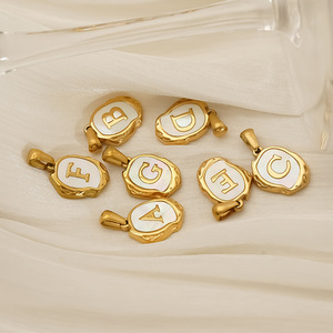 Colgante de Concha Barroca con Inicial |   Dijes de Letras del Alfabeto de Acero Inoxidable Chapados en Oro PVD de 18K |   Impermeable, Hipoalergénico y Duradero - Product Image 2