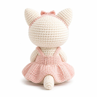 Peluche chat style crochet, adorable chaton en peluche avec bandeau et robe, jouet en peluche doux à l'aspect tricoté, figurine animale chat