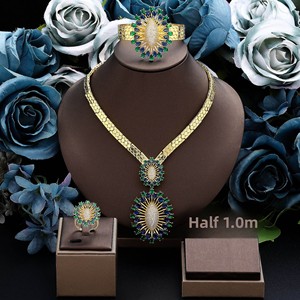 Ensemble de <span class=keywords><strong>bijoux</strong></span> de <span class=keywords><strong>luxe</strong></span> en gros 4 pièces plaqué or, motif nid d'abeille, collier, boucles d'oreilles, bague, bracelet, accessoires de mariage en zircon et fleurs - Product Image 3