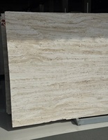 Dalle de travertin Super Blanc d'Italie PerfectStone, écologique et durable, pour projets d'aménagement intérieur moderne de luxe