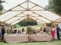 Tenda per Matrimoni da Esterno di Grandi Dimensioni per Noleggio, con Telaio in Lega di Alluminio e Tessuto Semi-Traslucido