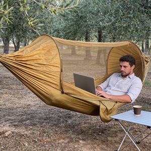 Hamac <span class=keywords><strong>de</strong></span> randonnée ultraléger avec poche <span class=keywords><strong>de</strong></span> rangement intégrée et moustiquaire minimaliste, tout en nylon ultra compact - Product Image 1