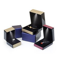 Boîte de rangement de luxe moderne et personnalisable en cuir brossé pour bijoux, avec éclairage LED recyclable, pour bagues et colliers