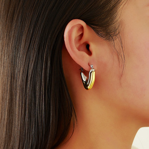 Pendientes de aro de acero inoxidable con forma geométrica de V, chapados en oro de 18k, diseño moderno, joyería de moda para mujeres y niñas. - Product Image 2