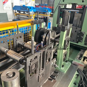 Máquina formadora de rollos de perfil <span class=keywords><strong>C</strong></span> Galvanizado Máquina formadora de rollos de acero en forma de <span class=keywords><strong>C</strong></span> - Product Image 4