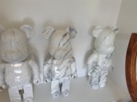 Taille personnalisée décoration moderne de la maison marbre naturel ours violente ornements marbre BearBrick Statue