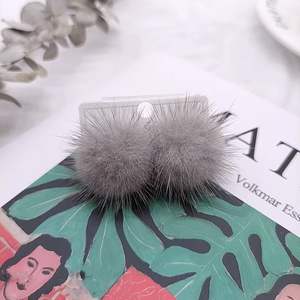 Boucles d'oreilles tendance en fourrure de vison douce et pelucheuse pour l'automne-hiver, avec pompons et franges élégantes, sans attache (Boucles d'oreilles pour femmes) - Product Image 4