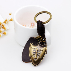 Porte-clés rétro personnalisé en cuir véritable, style bouclier croix de chevalier en bronze antique - Product Image 2