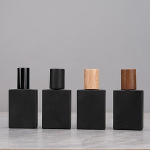 Bouteilles de parfum en verre noir mat carré de luxe 1oz 30ml vides avec couvercle en bois et pompe de pulvérisation pour cosmétiques - Product Image 2