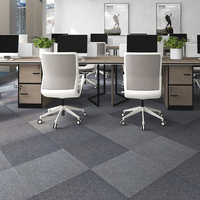 Le tapis commercial amorti de bureau couvre de tuiles le PVC extérieur de polyester soutenant le tapis 50x50 carré de plancher