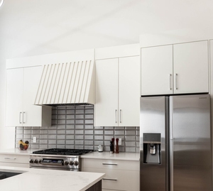 Meubles de cuisine minimalistes sur mesure OEM CANA, vente en gros, unités de base blanc éclatant et hotte cannelée pour appartements - Product Image 1