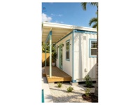 Casa Contenedor de Lujo, 1 Recámara, 1 Baño, Villa Tropical de Playa, Estuco Blanco, Detalles Azules, Puerta Verde Menta, Techo Plano, Terraza de Madera, Lista para Habitar