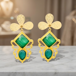 Nouvelles boucles d'oreilles pendantes ethniques plaquées or, avec un magnifique motif floral et une pierre d'onyx verte - Product Image 2