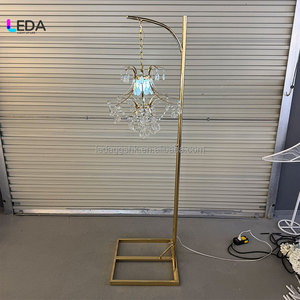 Lámpara LED de Piso Elegante de Metal LEDA con Candelabro de Cristal para Decoración de Bodas - Product Image 1