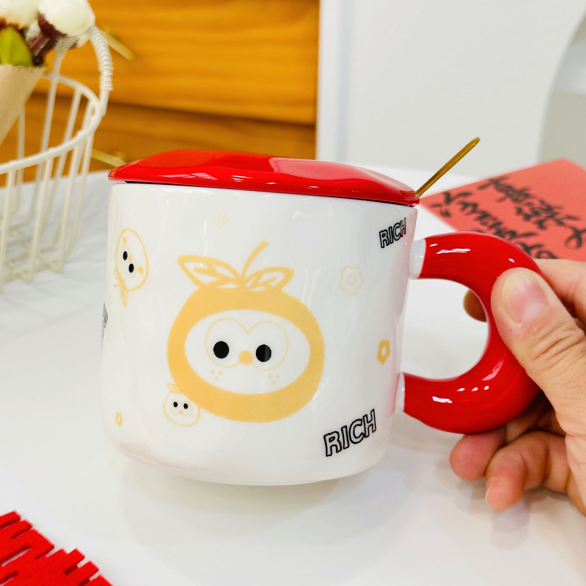 Taza de cerámica roja naranja inferior izquierda con tapa y cuchara