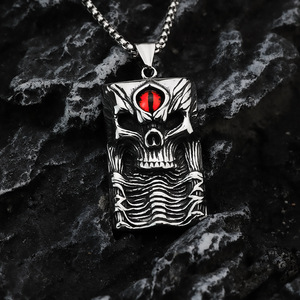 จี้รูปหัวกะโหลกสี่เหลี่ยมสแตนเลสฝังตาสีแดงสำหรับผู้ชาย สร้อยคอของขวัญ - Product Image 1