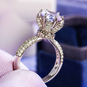 Anello di fidanzamento F653 con diamante taglio Princess coltivato in laboratorio e pietre laterali, stile romantico da donna - Product Image 1