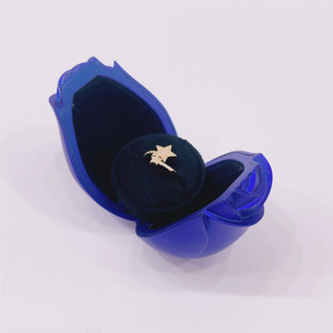 Caja de anillo en forma de rosa para el día de San Valentín, embalaje de joyería abierto de doble cara, moderno y elegante - Product Image 3