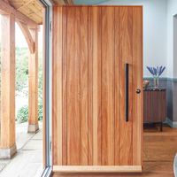 Porte d'entrée pivotante en bois massif avec lattes verticales, design moderne pour villa résidentielle en Australie, résistante au feu