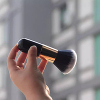 Pinceau éventail professionnel en poils synthétiques doux avec manche en plastique pour le visage, logo personnalisé, cosmétique