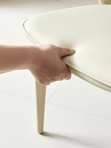 Chaise de salle à manger minimaliste moderne avec dossier incurvé côtelé et structure assortie, siège en PU pour la maison, le bureau et les restaurants d'hôtel - Product Image 3