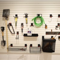Panier mural en fil métallique pour mur rainuré de garage, 37x19x11cm, bac de rangement robuste en métal avec verrous de sécurité rouges pour chiffons de peinture et outils
