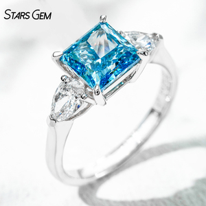 Bague de fiançailles unisexe classique à trois pierres en or blanc massif 18 carats avec diamant de laboratoire taille princesse Starsgem 3,01 carats E VS - Product Image 2