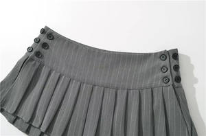 Minigonna a vita alta a righe grigie effetto invecchiato stile college, con pieghe e bottoni laterali a vita bassa, modello a trapezio - Product Image 4