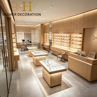Design de comptoir intérieur pour opticien de luxe, aménagement de salle d'exposition de lunettes de soleil, présentoir en bois pour lunettes de soleil
