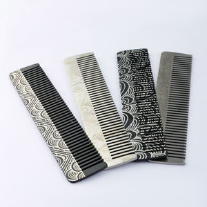 Pettine da <span class=keywords><strong>uomo</strong></span> a denti fini Mini pettine da <span class=keywords><strong>barba</strong></span> alla moda in metallo con manico in metallo per <span class=keywords><strong>barba</strong></span> da coda - Product Image 1