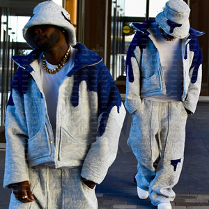 Completo Sportivo Personalizzato in Due Pezzi, Giacca Corta Goffrata e Pantaloni, Set Streetwear con Felpa e Pantaloni a Zampa per Uomo - Product Image 1