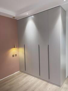 Бесплатный дизайн: современная индивидуальная деревянная гардеробная система для спальни, мебель для хранения одежды, полки, шкафы со столом - Product Image 4